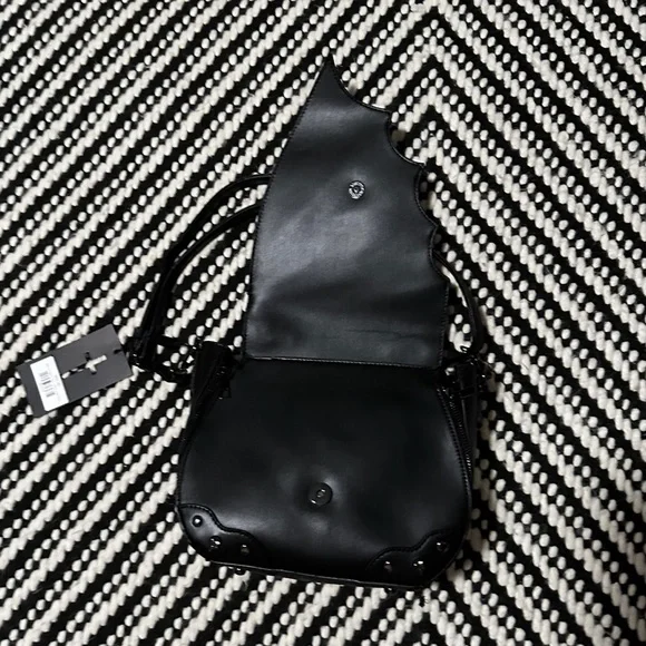 Banned Alternative Gwendolyn Batwing Handbag - Picture 3 of 10